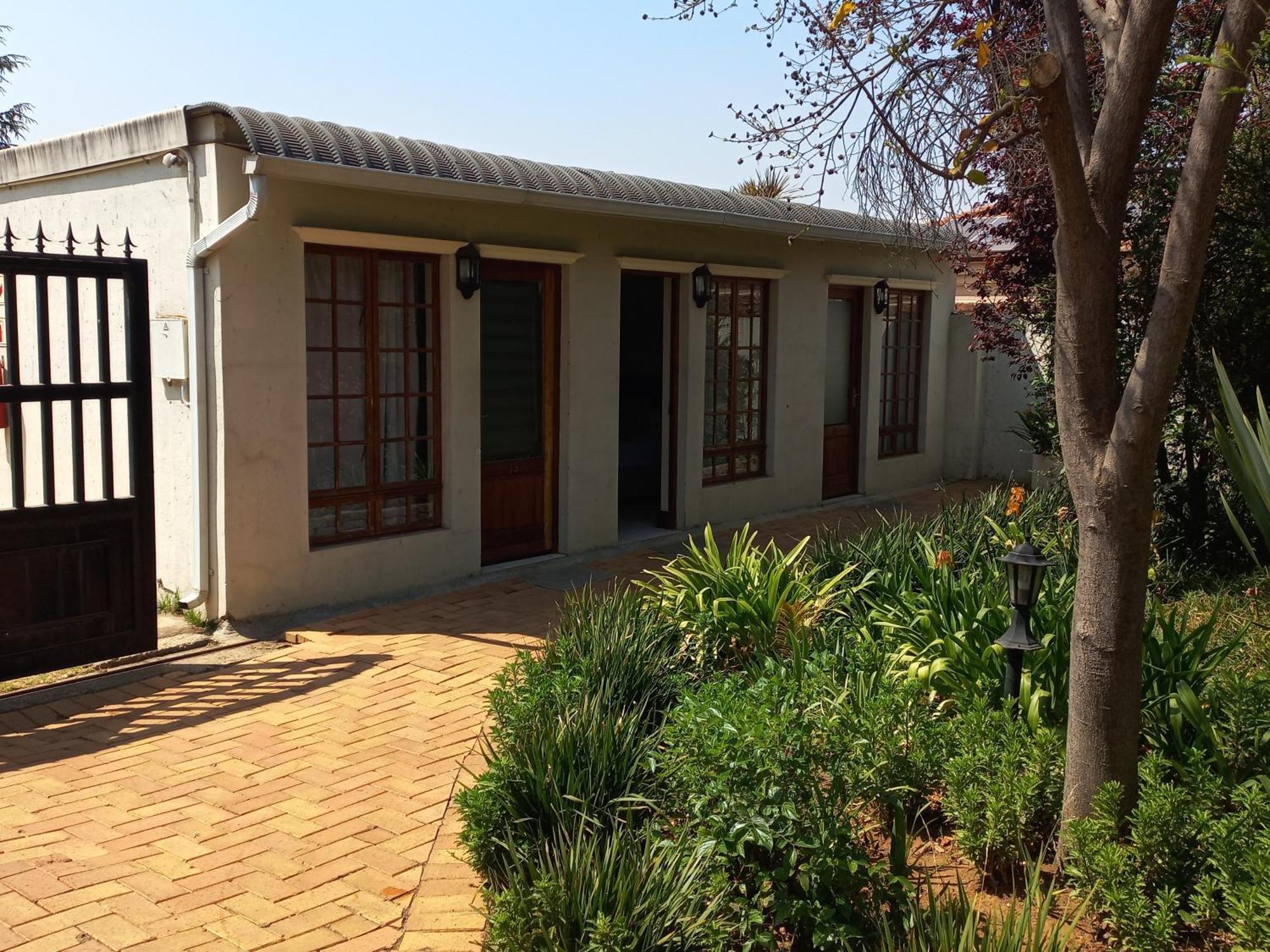 Or Tambo Guest House Kempton Park Exterior photo