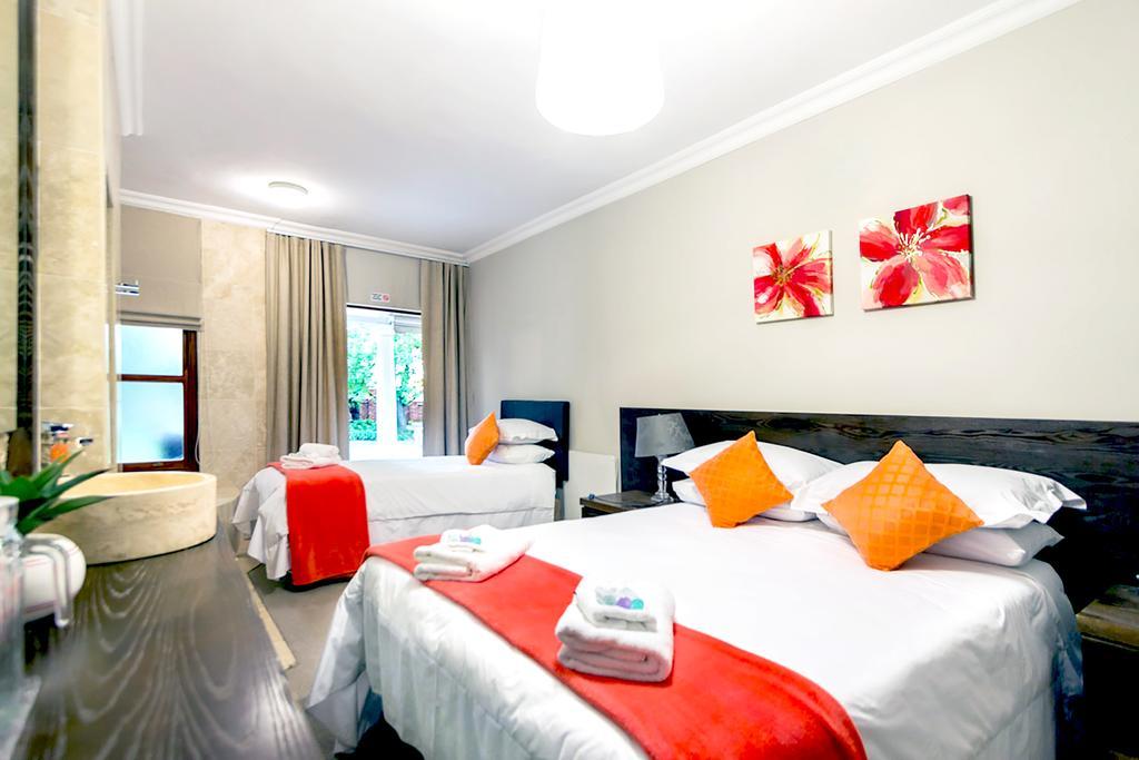 Or Tambo Guest House Kempton Park Exterior photo
